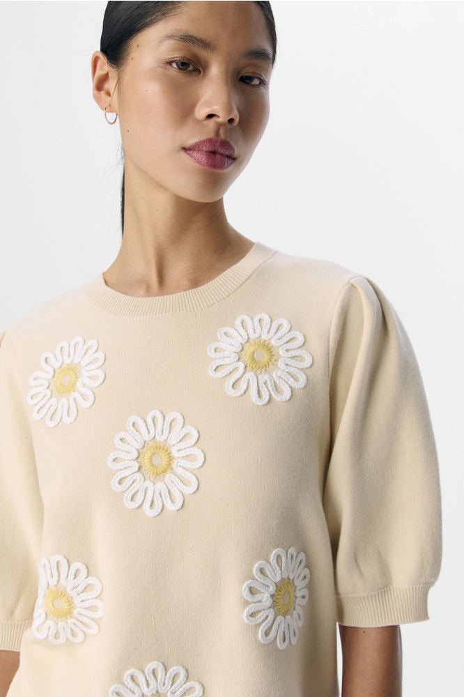 OBJREYNARD VERI 2/4 KNIT PULLOVER E 23047679 SANDSHELL/WHITE DAISY FLOWERS